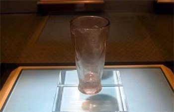 Thứ nhất, là cách chế tác. Làm thế nào những người thợ cổ xưa đã biến một mảnh pha lê nguyên khối thành một cốc nước?