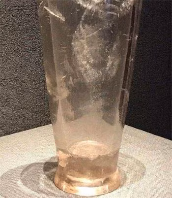 Thứ hai, vấn đề đánh bóng. Làm thế nào chiếc cốc này vẫn nhẵn bóng sau hơn 2.000 năm?