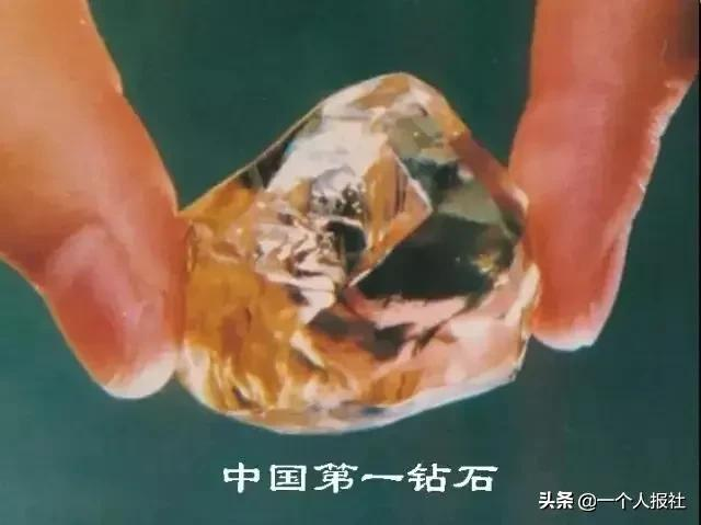 Tuy nhiên, sau này, cuộc sống của cô gặp nhiều khó khăn khi chồng cô mắc bệnh và gia đình phải bán tài sản để trang trải điều trị. Ngụy Chấn Phương không báo cáo hoàn cảnh khó khăn của gia đình mình, mà luôn tự mình gánh vác gánh nặng tài chính.