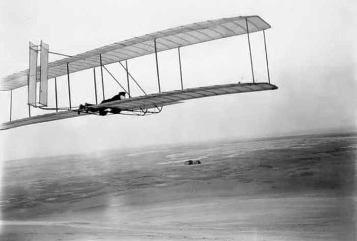 Vào ngày 17/12/1903, Orville Wright đã thực hiện chuyến bay lịch sử kéo dài 12 giây, vượt qua một quãng đường 91,44 mét. Họ cũng tiếp tục thực hiện các chuyến bay khác, trong đó có chuyến bay kéo dài 57 giây, vượt xa hơn nửa dặm. Những thành tựu này đã mở ra kỷ nguyên hàng không hiện đại.