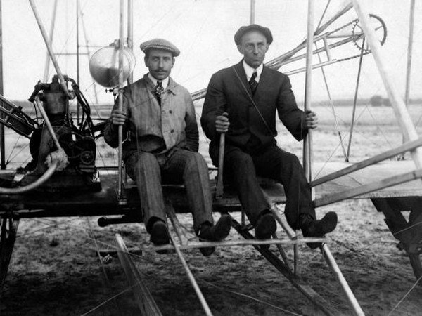 Câu chuyện kể về anh em nhà Wright, Orville Wright và Wilbur Wright, những người đã thực hiện chuyến bay đầu tiên trong lịch sử và đóng góp quan trọng cho sự phát triển của ngành hàng không hiện đại.
