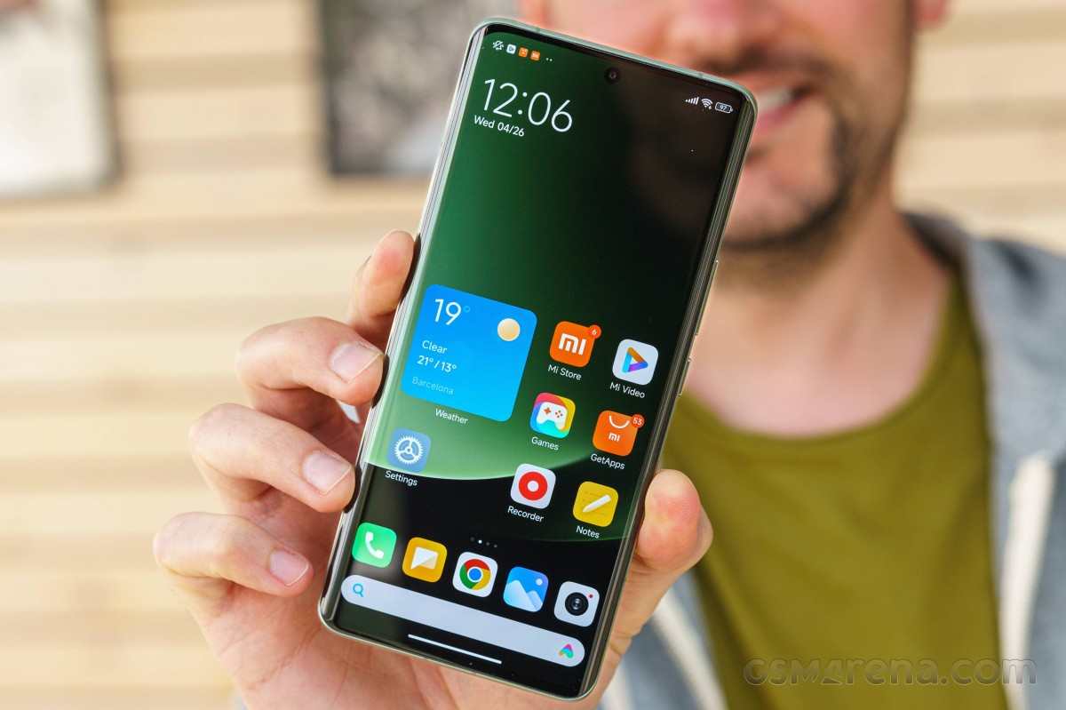 Màu sắc sống động, độ tương phản cao và độ sáng điều chỉnh tự động giúp hiển thị nội dung trên màn hình trở nên rực rỡ và sắc nét.