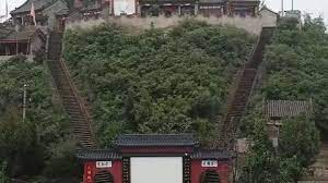 Sự phát hiện của âm thanh bí ẩn từ bậc thang lăng Thiên Tử gây tò mò và sợ hãi đối với nhiều người. Có người còn suy đoán rằng đây có thể là lời nguyền uất hận ngàn năm mà Hoàng đế Hiếu Tĩnh để lại. Tin đồn và lời đồn lan truyền nhanh chóng, tạo nên sự náo động trong cả khu vực. (Ảnh: Bilibili)