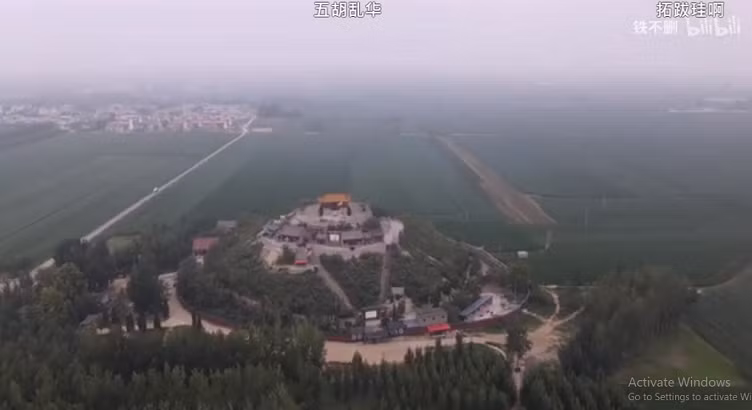 Để giải mã hiện tượng này, các chuyên gia đã đến lăng Thiên Tử và tiến hành nghiên cứu. Kết quả sau đó tiết lộ rằng âm thanh kỳ lạ không liên quan gì đến Hoàng đế Hiếu Tĩnh. Thay vào đó, nó có nguyên nhân từ cấu trúc đặc biệt của bậc thang. (Ảnh: Bilibili)