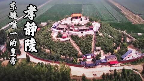 Bậc thang trong lăng Thiên Tử có tổng cộng 109 bậc, với chiều cao khoảng 23,9 mét và chiều rộng 5 mét. Các viên gạch tạo nên bậc thang không được mài nhẵn và có bề mặt thô ráp. Góc giữa bậc thang và mặt đất khoảng 50 độ, tạo nên nhiều bề mặt phản xạ và khúc xạ sóng âm đồng nhất.