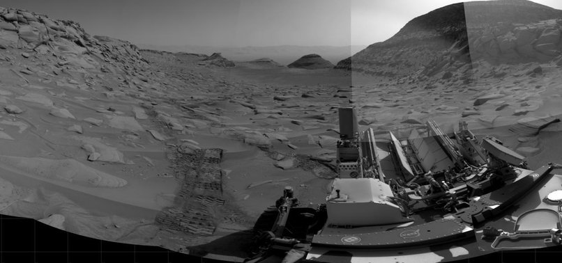 Bức ảnh do Curiosity thực hiện sau khi "ngủ đông" này được tổng hợp từ hai tấm hình, một chụp vào buổi sáng và một chụp vào buổi chiều.