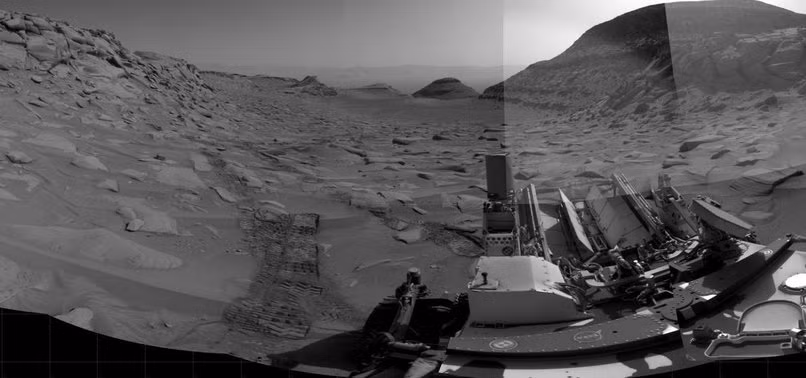 Bức ảnh do Curiosity thực hiện sau khi "ngủ đông" này được tổng hợp từ hai tấm hình, một chụp vào buổi sáng và một chụp vào buổi chiều.