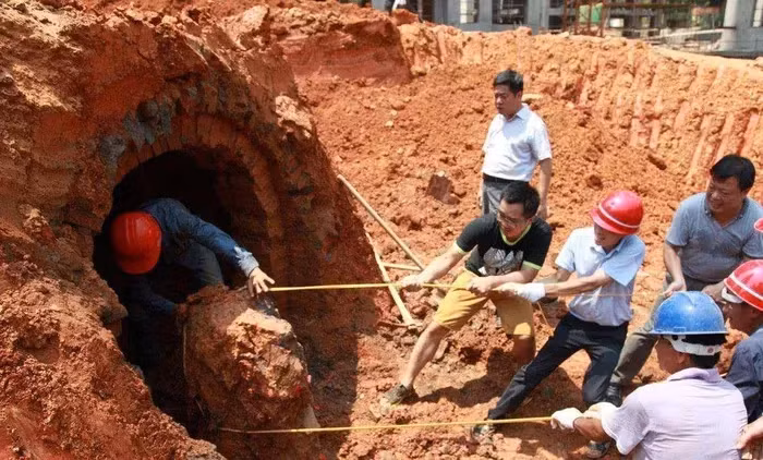 Ban đầu, lão nông nghĩ rằng lợn chỉ bị lạc, nhưng sau đó ông phát hiện thêm một con lợn mất và tìm thấy một cái hố sâu trong chuồng.