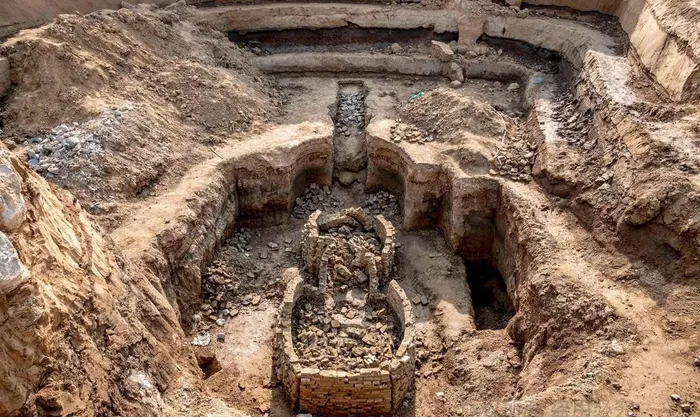 Tuy nhiên, khi mời chuyên gia đến xem xét, họ phát hiện rằng đây là hố đào bởi trộm mộ, tạo lối thông tới mộ cổ ngầm.