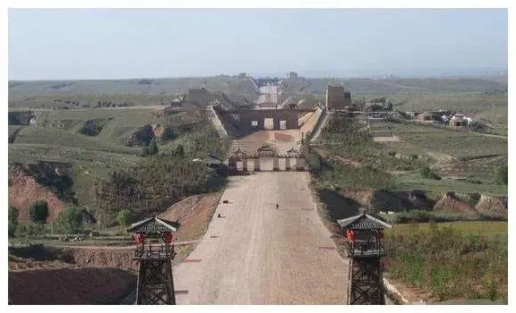 Với hệ thống quân sự và chính trị chặt chẽ, Tần Thủy Hoàng đã sử dụng Đường Tần Chí để duy trì sự liên lạc giữa các thành trì và quân đội.