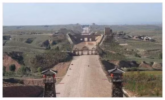 Với hệ thống quân sự và chính trị chặt chẽ, Tần Thủy Hoàng đã sử dụng Đường Tần Chí để duy trì sự liên lạc giữa các thành trì và quân đội.