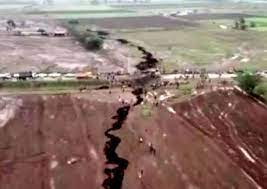 Theo các nghiên cứu, Đới tách giãn Đông Phi mở rộng trung bình 6,35 mm mỗi năm. Điều này cho thấy rằng châu Phi đang dần bị tách rời. Sự hiện diện của các vết nứt rõ rệt, kết hợp với các khu vực động đất và núi lửa ngoài khơi, là dấu hiệu cho thấy quá trình tách rời đang diễn ra.