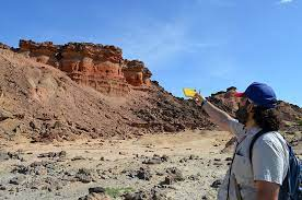 Tuy nhiên, vẫn còn một kịch bản thứ ba, tức là Đới tách giãn Đông Phi không phát triển thành một vết nứt hoàn toàn do các lực địa chất thúc đẩy nó quá chậm. Nếu kịch bản này xảy ra, Đới tách giãn Đông Phi có thể uốn cong như thung lũng tách giãn ở Bắc Mỹ, không đủ mạnh để tách đôi lục địa.