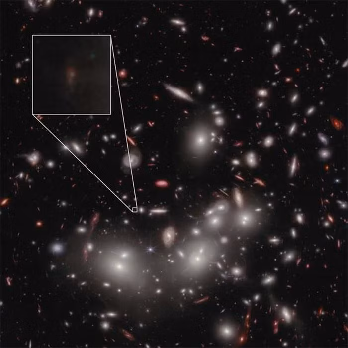 Điều thú vị ở đây là chúng ta có thể thấy không chỉ 1 mà tới 3 JD1 theo góc nhìn từ Trái Đất, do hiệu ứng "thấu kính hấp dẫn", tức các vật thể không gian gần hơn đã bẻ cong không - thời gian, khiến vật thể bị nhân bản.