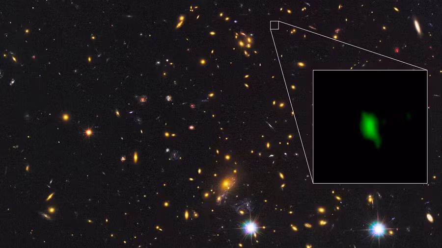 Điều đáng chú ý về Abell 2733 là sự tương tác giữa các thành viên của nó.