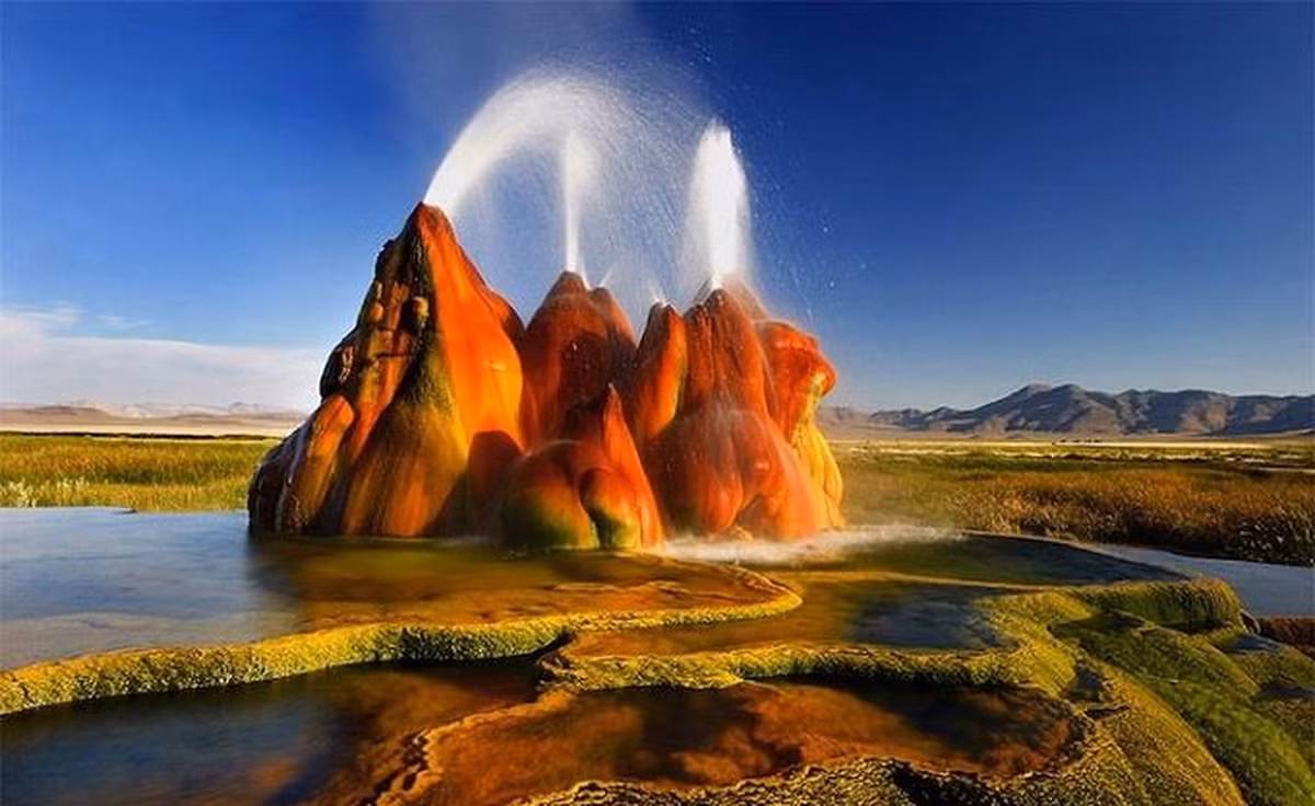 6. Fly Geyser, Nevada, Mỹ: Ở rìa sa mạc Black Rock của bang Nevada, du khách sẽ được chiêm ngưỡng khung cảnh kỳ lạ. Suối phun Fly Geyser, nằm giữa vùng địa chất có màu sắc rực rỡ, hình thành năm 1916 khi một công ty điện khoan thử giếng.
