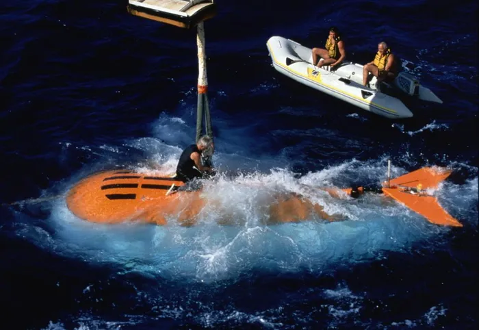 Tàu nghiên cứu Akademik Mstislav Keldysh, một con tàu chuyên chở Mir-1 và Mir-2, đã được sử dụng trong kế hoạch này.