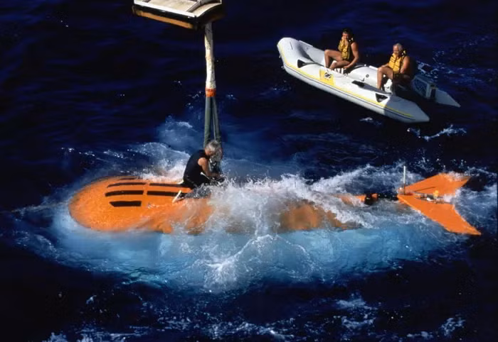 Tàu nghiên cứu Akademik Mstislav Keldysh, một con tàu chuyên chở Mir-1 và Mir-2, đã được sử dụng trong kế hoạch này.