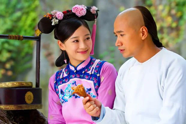 Trước khi Hàm Phong đế lên ngôi, Vũ Giai thị được sắp xếp đến bên cạnh Hoàng tứ tử Dịch Trữ (tức Hàm Phong đế sau này) để trở thành một trong những cung nữ trợ giúp hoàng tử.