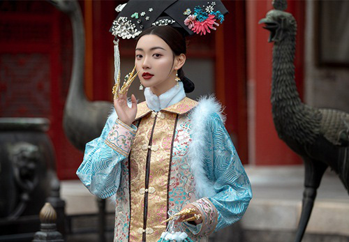 Sau khi Hoàng đế Đạo Quang qua đời, Hoàng thái tử Dịch Trữ (Hàm Phong đế) lên ngôi và truy phong Tát Khắc Đặc thị làm Hoàng hậu. Vân tần được sơ phong Vân Quý nhân và sau đó được chiếu phong Quý nhân Vân tần.