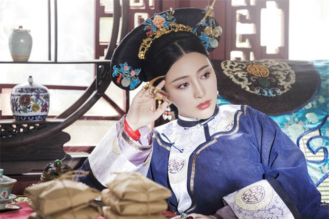 Vân tần có gốc gác Bao y và không thể tham gia Bát kỳ tuyển tú. Tuy nhiên, bà đã trải qua quá trình Nội vụ phủ Bao y tuyển tú và trở thành Quan nữ tử được Hàm Phong đế sủng hạnh. Đạo Quang Đế đã trực tiếp chỉ định Vân tần để hầu hạ Hoàng tứ tử.