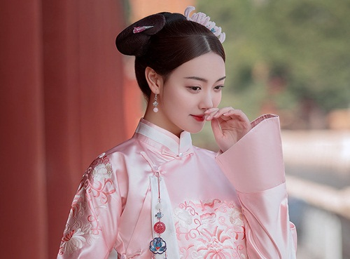 Vân tần, cũng được biết đến với tên gọi Vũ Giai thị, là một vị phi tần trong triều đình nhà Thanh. Dưới thời Hoàng đế Hàm Phong, Vân tần đã được sủng ái hết mực và ngay cả Từ Hi Thái hậu cũng phải hành lễ khi gặp bà.