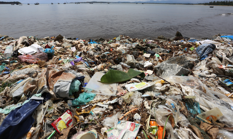 Đưa toàn bộ rác trên Trái Đất vào không gian đòi hỏi một lượng lớn tên lửa và hệ thống vận chuyển. Việc này không chỉ tốn kém mà còn gây ra những khó khăn kỹ thuật lớn. Tên lửa và hệ thống vận chuyển sẽ phải chịu áp lực rất lớn để đưa rác thải ra ngoài khí quyển và không gian.