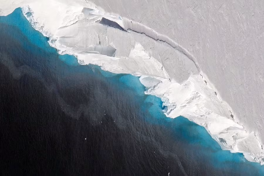 Sông băng Ngày Tận Thế được đặt tên theo tên một nhà thám hiểm người Anh là Fredrik Thwaites, người đã thực hiện một cuộc hành trình khám phá tại vùng đất này vào những năm 1930.