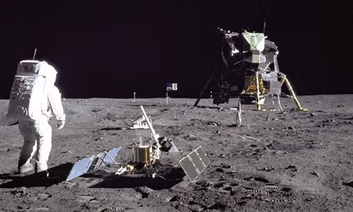 Nhà khoa học hành tinh Prabal Saxena tại Trung tâm du hành vũ trụ Goddard của NASA, cho biết sự sống của vi sinh vật có thể tồn tại trong những môi trường khắc nghiệt như trên Mặt Trăng.