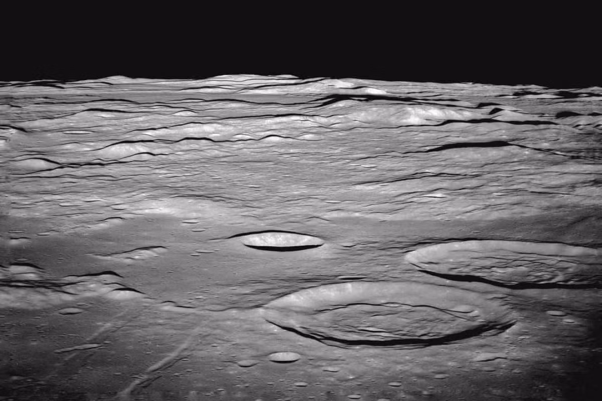 Mặt trăng có môi trường khắc nghiệt với nhiệt độ dao động từ âm 271 độ C đến dương 127 độ C. Hơn nữa, không có khí quyện và nước trên mặt trăng cũng không có bầu khí quyển để bảo vệ các sinh vật khỏi tia cực tím từ mặt trời và bức xạ vũ trụ. Nhưng Mặt trăng cũng có một vài thứ có thể giúp cho vi sinh vật tồn tại.