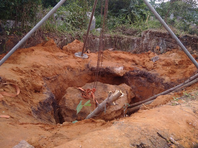 Sự việc bắt đầu khi một lão nông dân Trung Quốc nhận lời giúp hàng xóm di dời mộ tổ tiên.