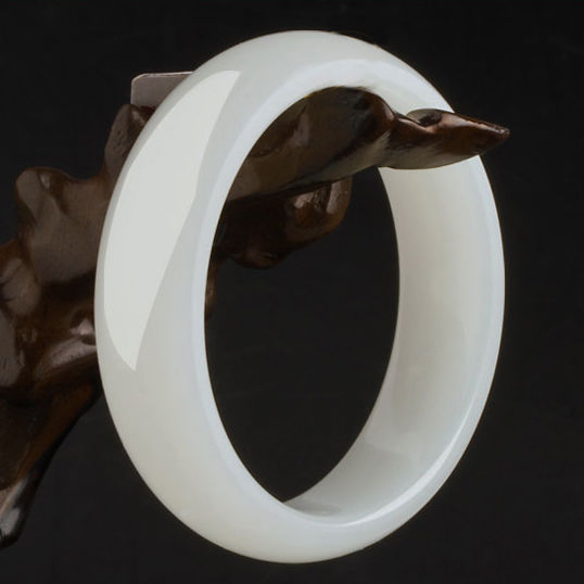 Ngọc trắng là một loại đá quý tinh khiết và đẹp mắt. Với vẻ đẹp trong trẻo và sự tinh khiết của màu trắng, ngọc trắng thường được sử dụng trong các trang sức cao cấp.