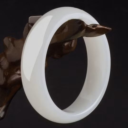 Ngọc trắng là một loại đá quý tinh khiết và đẹp mắt. Với vẻ đẹp trong trẻo và sự tinh khiết của màu trắng, ngọc trắng thường được sử dụng trong các trang sức cao cấp.