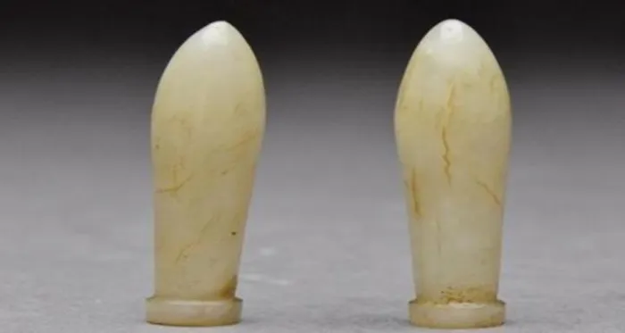 Đó chính là cặp nến ngọc mà ông mới đem về đột nhiên phát ra ánh sáng như đang cháy. Sợ hãi, ông lão liên tìm đến sự trợ giúp của chuyên gia.