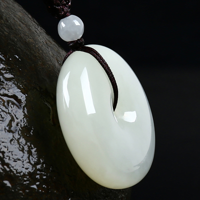 Nó tượng trưng cho sự trong sáng, thanh lịch và tinh khiết. Ngọc trắng cũng có ý nghĩa về sự tinh khiết tâm hồn và niềm hy vọng.