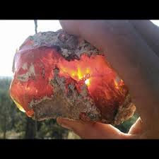 Việc khai thác và bán đá opal lửa sẽ tạo ra cơ hội kinh doanh và phát triển cho nhóm công nhân, đồng thời đem lại lợi ích kinh tế cho địa phương nơi nó được khai thác.