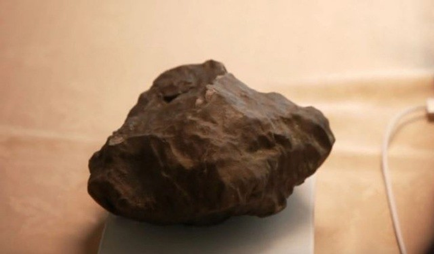 Gia đình Mahmut thử kiểm tra bằng cách sử dụng hai viên nam châm, vì thiên thạch thường có từ tính trong khi đá thông thường không.