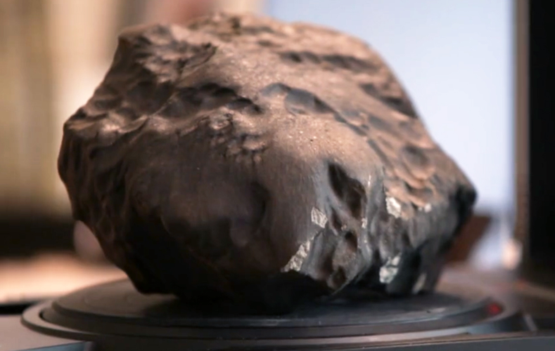 Theo một nghiên cứu của các nhà nghiên cứu tại Đại học Manchester và Đại học Hoàng gia Anh được công bố trên tạp chí Geology năm 2022, có khoảng 17.000 thiên thạch rơi mỗi năm, với kích thước đa dạng từ những mảnh nặng 50g đến những tảng nặng 10kg (hiếm hơn nhiều).