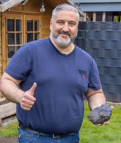 Và mới đây, ông Mahmut Sahin sống ở thị trấn Elmshorn, bang Schleswig-Holstein, Đức và vợ đang ngồi nghỉ trước hiên nhà khi một tảng đá lớn đột ngột rơi xuống và tạo thành một cái hố bốc khói.