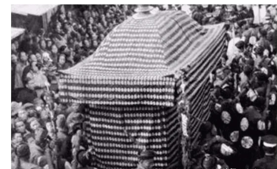 Một câu chuyện kỳ quái khác là về việc các vật bằng giấy trở nên sống động trước và sau xe tang của Từ Hi Thái hậu. Người ta cho rằng binh lính, ngựa, xe và thuyền bằng giấy đã cất tiếng nổi lên và chuyển động. Tuy nhiên, hiện tượng này chỉ là hiệu ứng tâm lý khi gió thổi vào giấy, không có gì siêu nhiên hay kỳ quái.