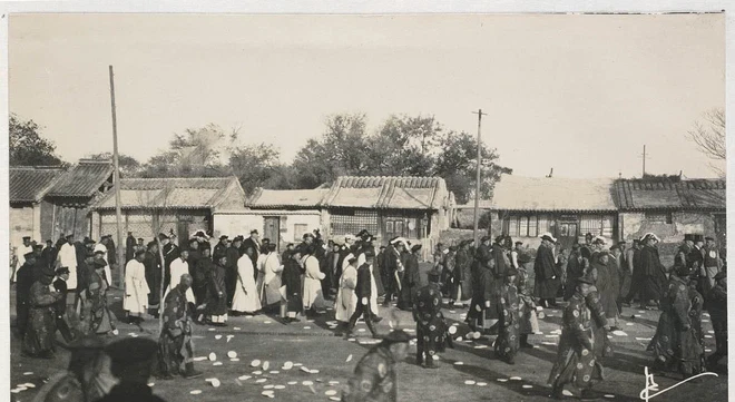 Một trong những hiện tượng đáng chú ý là thời tiết thất thường trong ngày tang lễ của Từ Hi Thái hậu. Khi mọi người tưởng như đang trau chuốt cho một lễ tang trang trọng, thời tiết biến đổi đầy kỳ lạ với mưa, nắng và cả sấm chớp.