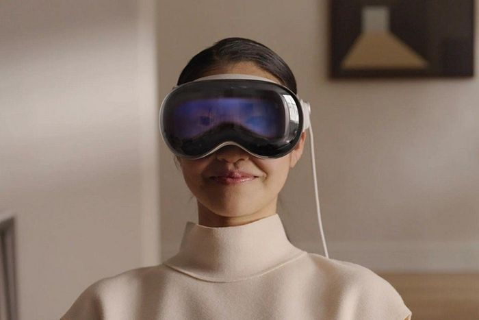 Với việc tích hợp các công nghệ tiên tiến như đèn AR, chế độ đêm thông minh và âm thanh không gian, Vision Pro đem đến một thế giới ảo hoàn toàn mới, phong phú và đầy cảm xúc.