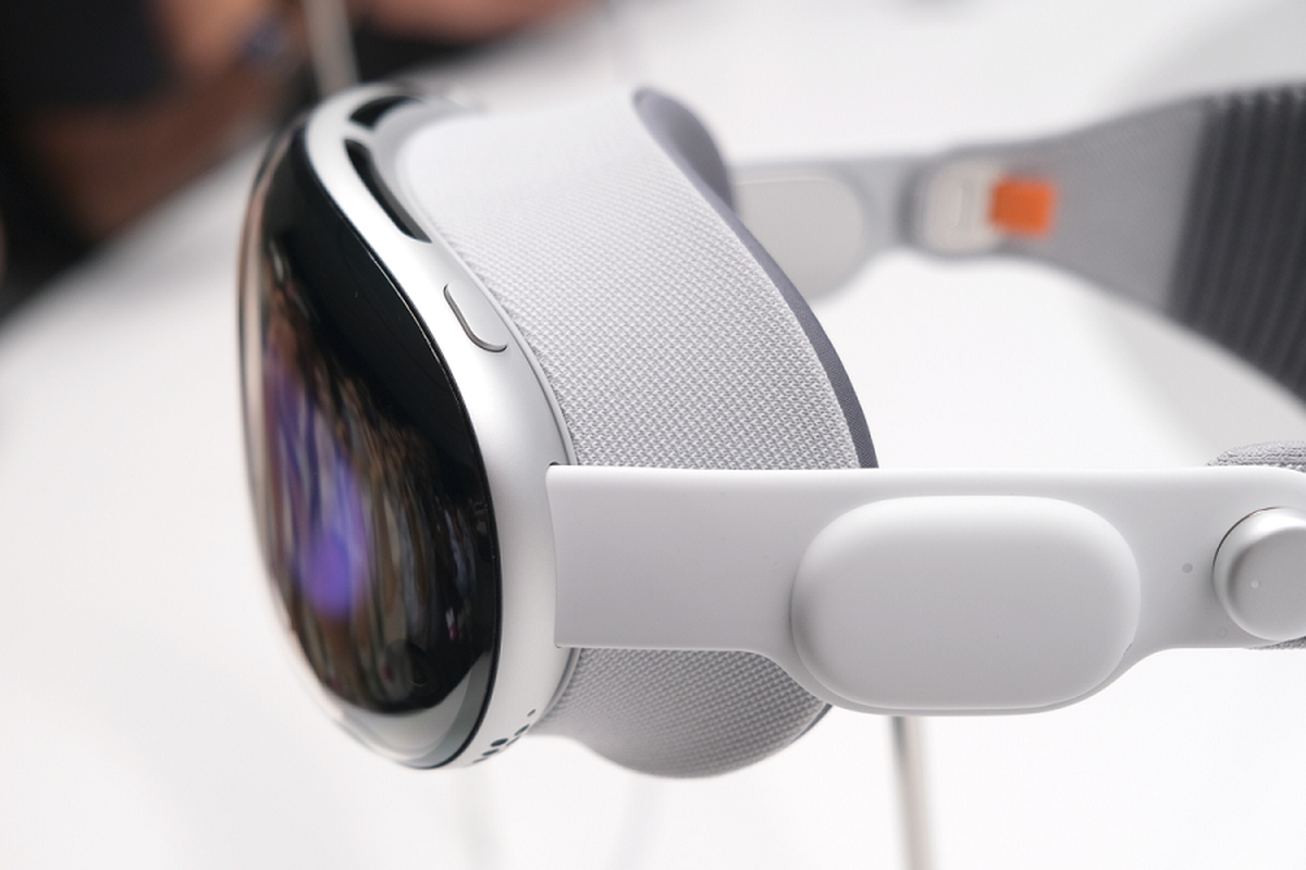 Apple đã đưa ra quan điểm giữ bí mật về giá bán lẻ của Vision Pro ban đầu, với hy vọng quên đi các phản hồi tiêu cực về giá trước khi sản phẩm ra mắt.