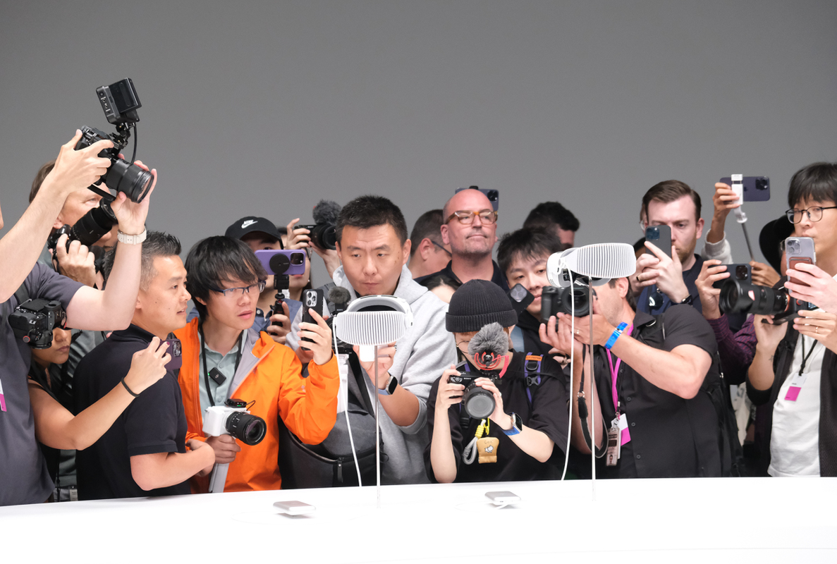 Trong sự kiện WWDC 2023 gần đây, công ty công nghệ hàng đầu thế giới, Apple, đã giới thiệu sản phẩm kính thực tế ảo Vision Pro, mang đến một bước đột phá mới trong lĩnh vực này.