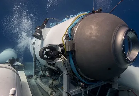 Khi tàu lặn, nền tảng này sử dụng hệ thống nổi để duy trì liên kết với bề mặt nước và cung cấp một nền tảng ổn định dưới nước.