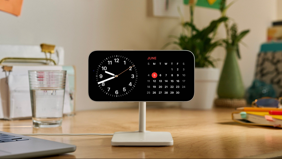 3. StandBy: Tình năng mới này biến iPhone thành “đèn ngủ”. StandBy cung cấp chế độ xem mới để hiển thị thời gian, tiện ích và các thông tin khác khi iPhone được sạc và đặt nằm ngang.