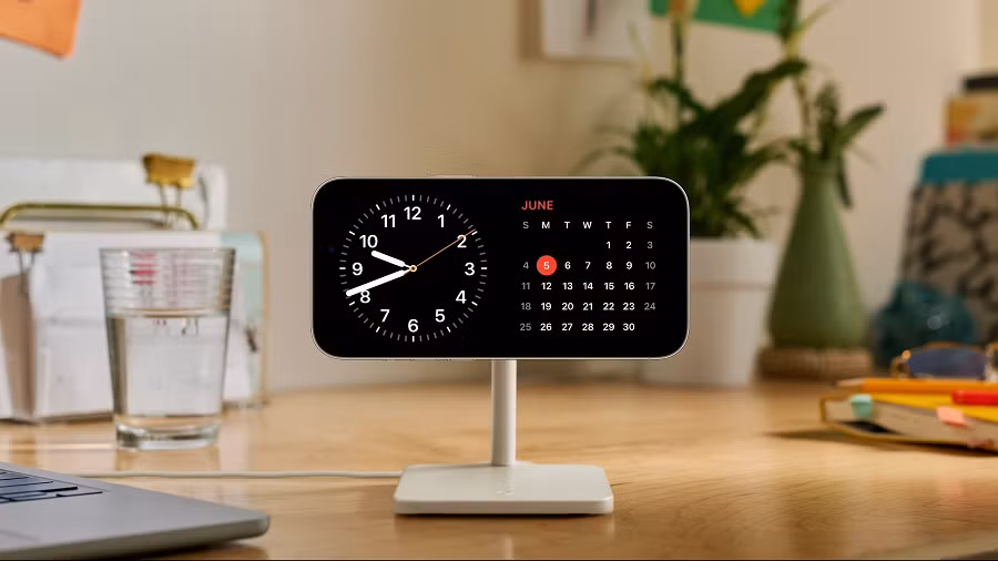 3. StandBy: Tình năng mới này biến iPhone thành “đèn ngủ”. StandBy cung cấp chế độ xem mới để hiển thị thời gian, tiện ích và các thông tin khác khi iPhone được sạc và đặt nằm ngang.