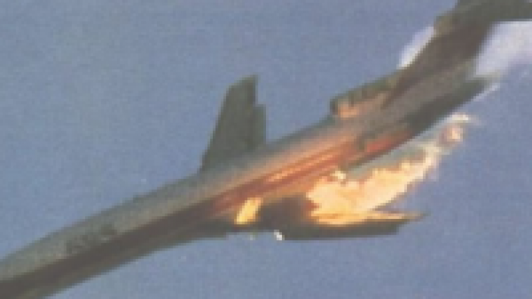 Để đảm bảo an toàn, phi công quyết định quay trở lại sân bay Halifax ở Canada. Trên đường trở về, hệ thống điện trên máy bay bị cháy nổ và lửa lan ra khắp không gian cabin. Tình hình trở nên kiểm soát không được, và phi công không thể duy trì sự kiểm soát của máy bay.