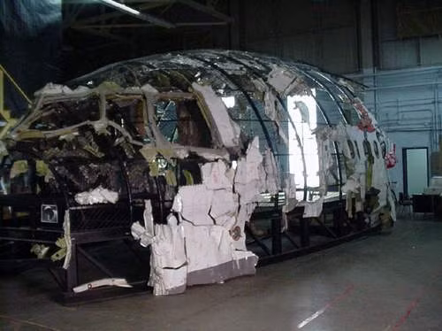 Tuy nhiên, chỉ sau một thời gian ngắn từ khi cất cánh, phi hành đoàn đã phát hiện ra sự cố về hệ thống điện trên máy bay McDonnell Douglas MD-11.