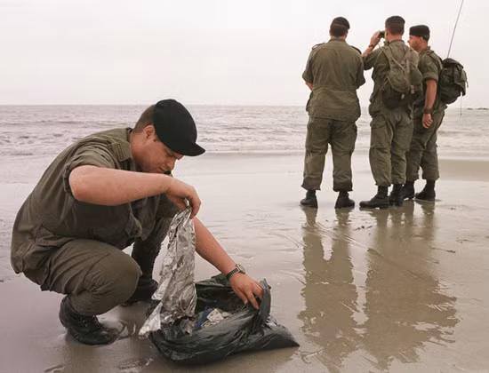 Trên chuyến bay này, có tổng cộng 229 người trên khoang, bao gồm 14 thành viên phi hành đoàn và 215 hành khách. Tất cả đều mất mạng trong vụ tai nạn khủng khiếp này.